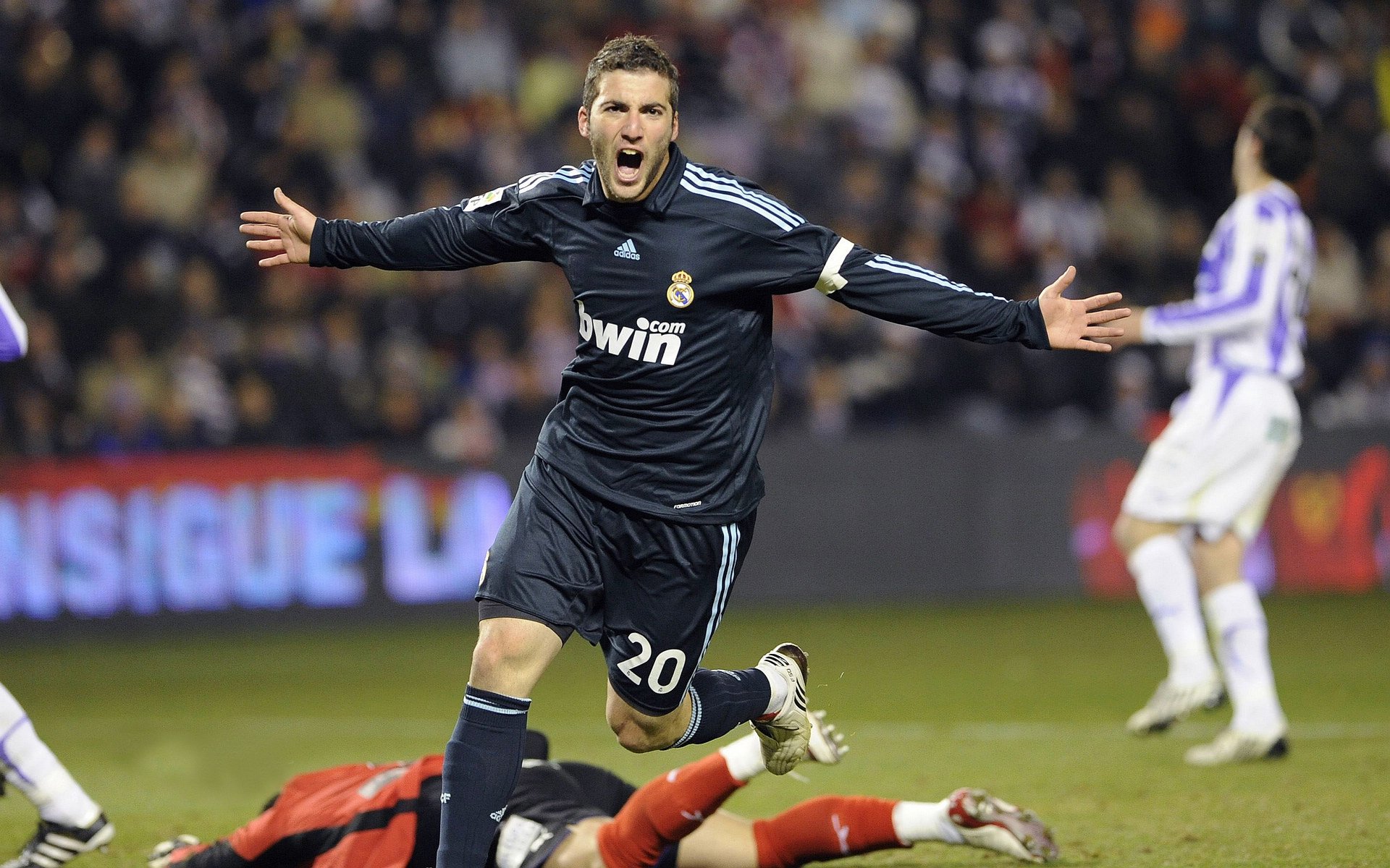 巴黎圣日耳曼晋级欧冠四强，姆巴佩双响定胜局，巴黎圣日耳曼欧冠集锦